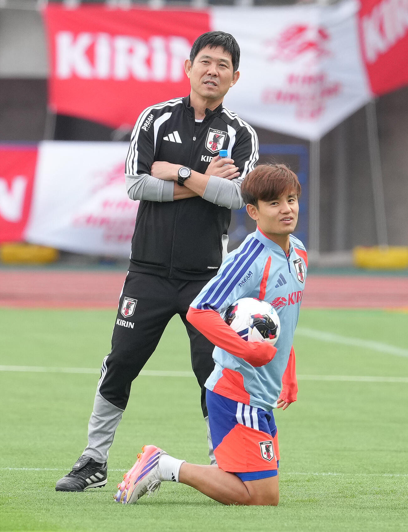 練習前、談笑する森保一監督（後方）と久保建英（撮影・足立雅史）