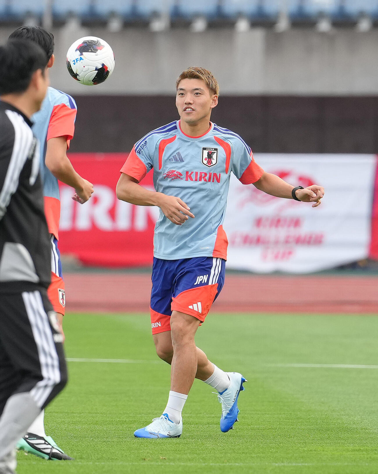 練習に臨む堂安律（撮影・足立雅史）