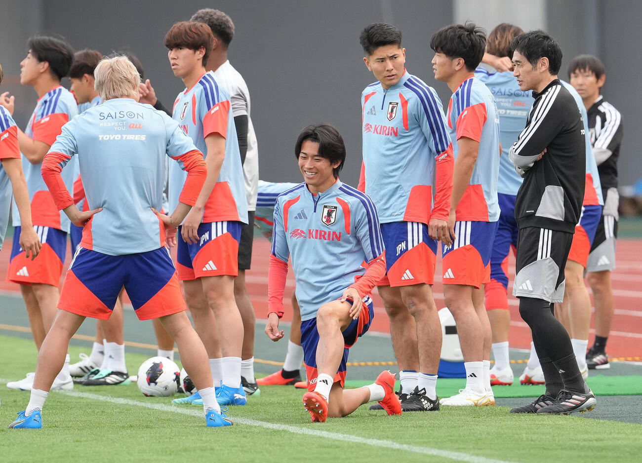 笑顔を見せる中村敬斗（中央）（撮影・足立雅史）