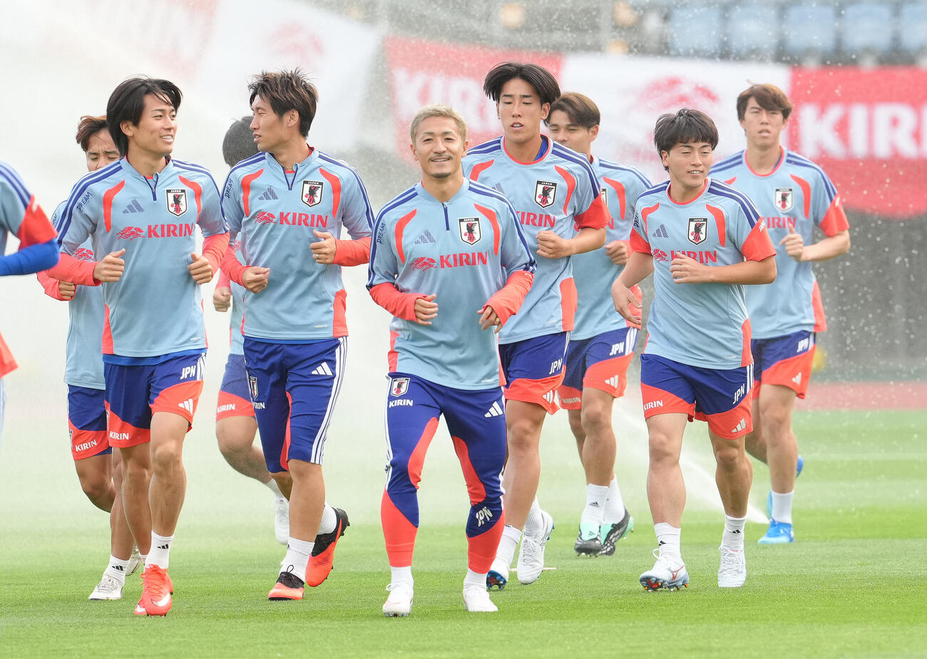 練習に臨む中村敬斗（左）、前田大然（中央）、相馬勇紀（右）ら（撮影・足立雅史）