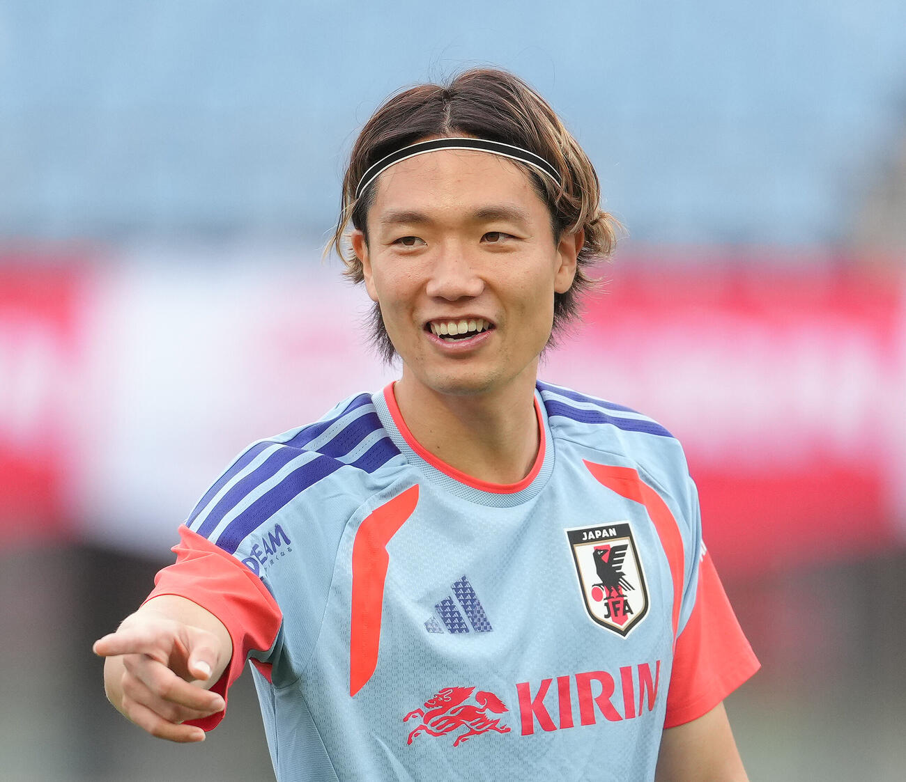練習中、笑顔を見せる板倉滉（撮影・足立雅史）