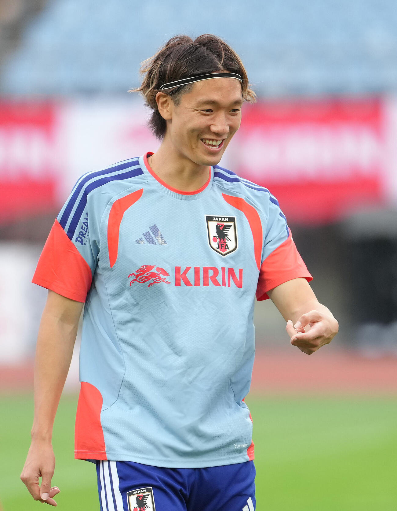 練習中、笑顔を見せる板倉滉（撮影・足立雅史）