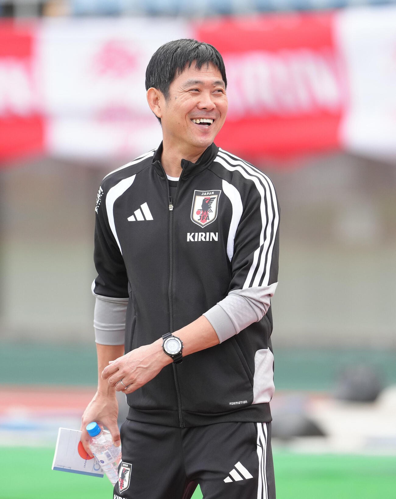 練習前、笑顔を見せる森保一監督（撮影・足立雅史）