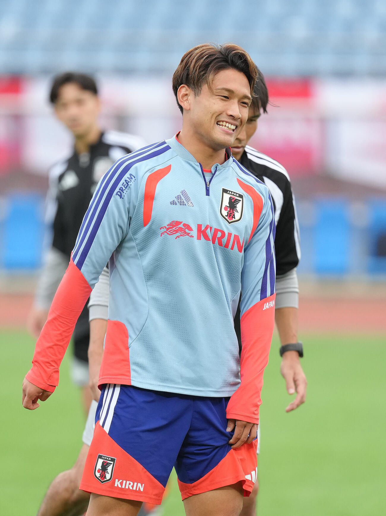 練習中、笑顔を見せる松木玖生（撮影・足立雅史）