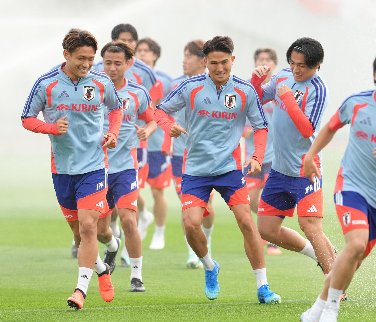 練習中、リラックスした様子を見せる、左から松木玖生、渡辺剛、上田綺世（撮影・足立雅史）