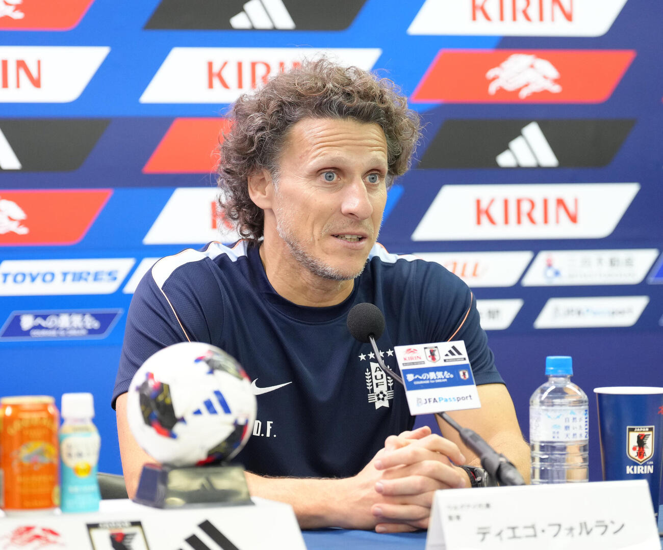 会見に臨むウルグアイのディエゴ・フォルラン監督（撮影・足立雅史）