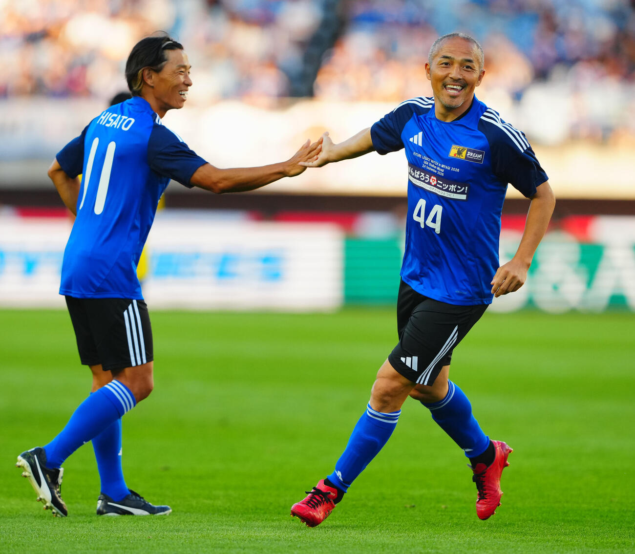 「FUTURE LEGACY MATCH in MIYAGI2026」でゴールを決める小野伸二氏（右）（撮影・垰建太）
