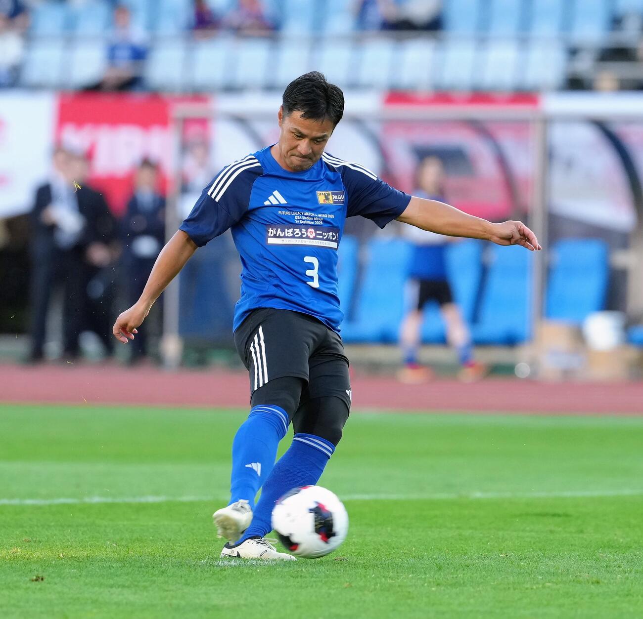 「FUTURE LEGACY MATCH in MIYAGI 2026」でPKを決める駒野友一氏（撮影・足立雅史）