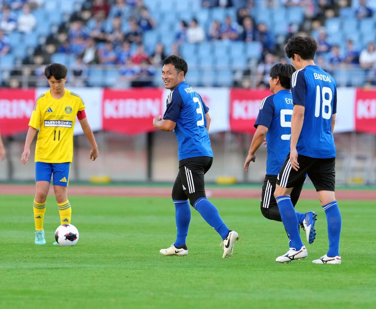 「FUTURE LEGACY MATCH in MIYAGI 2026」でPKを決め笑顔を見せる駒野友一氏（中央）（撮影・足立雅史）