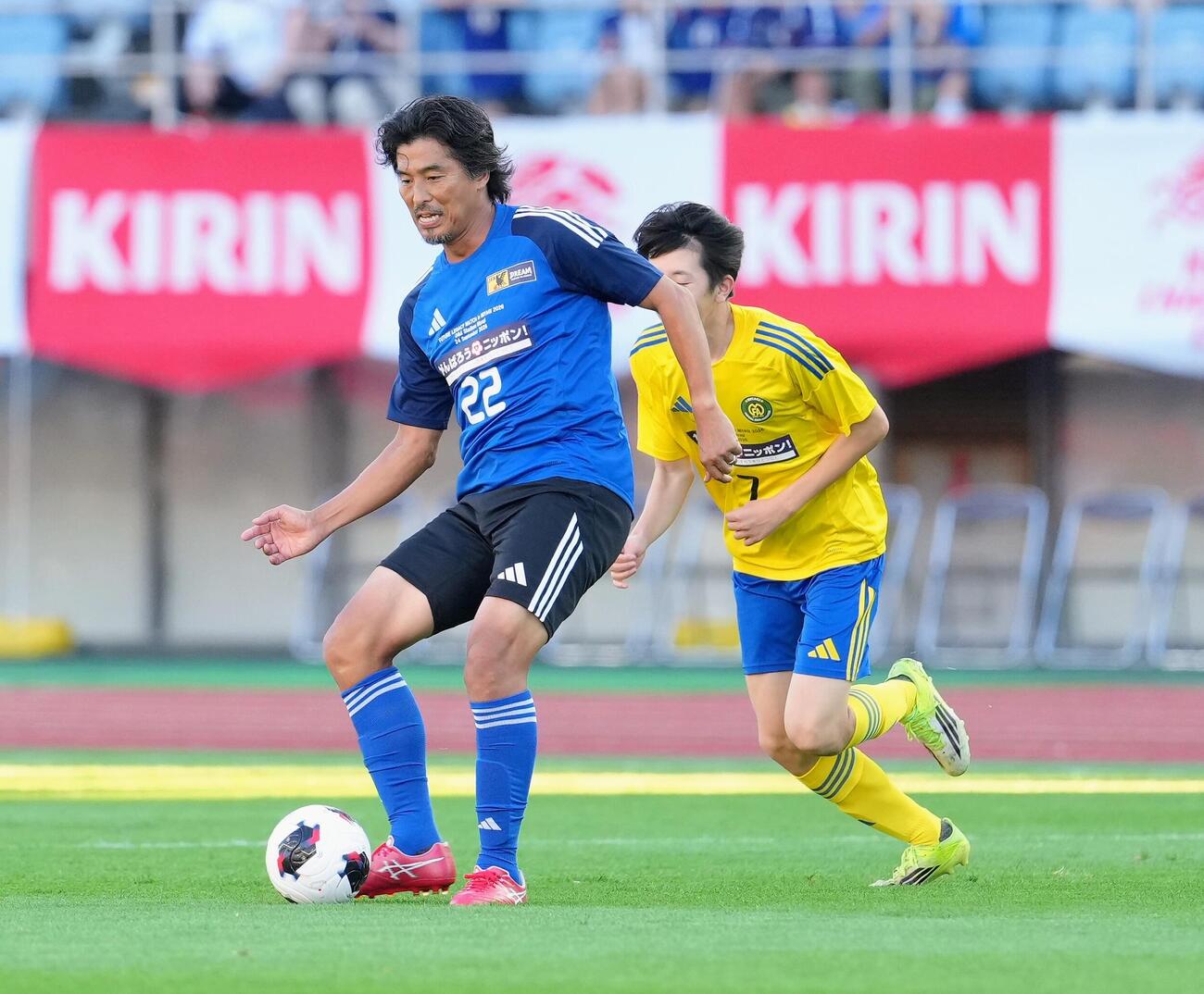 「FUTURE LEGACY MATCH in MIYAGI 2026」でプレーする中澤佑二氏（左）（撮影・足立雅史）