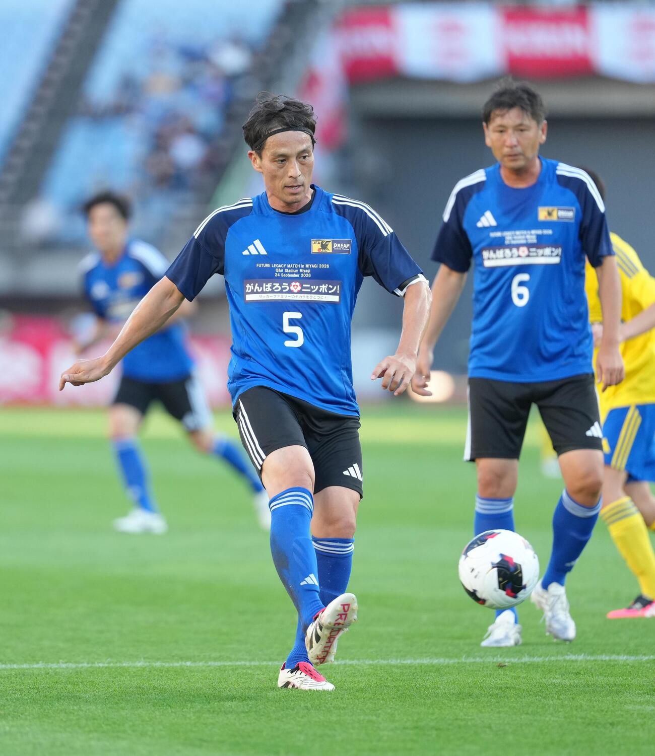 「FUTURE LEGACY MATCH in MIYAGI 2026」でプレーする宮本恒靖会長（左）（撮影・足立雅史）