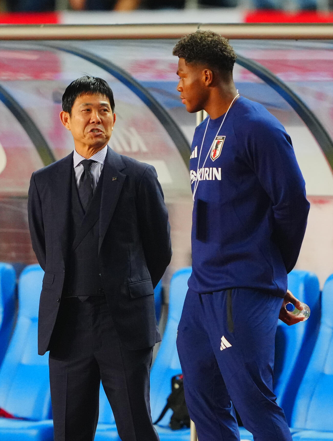 日本対ウルグアイ　試合前、鈴木彩艶（右）と話す森保一監督（撮影・垰建太）