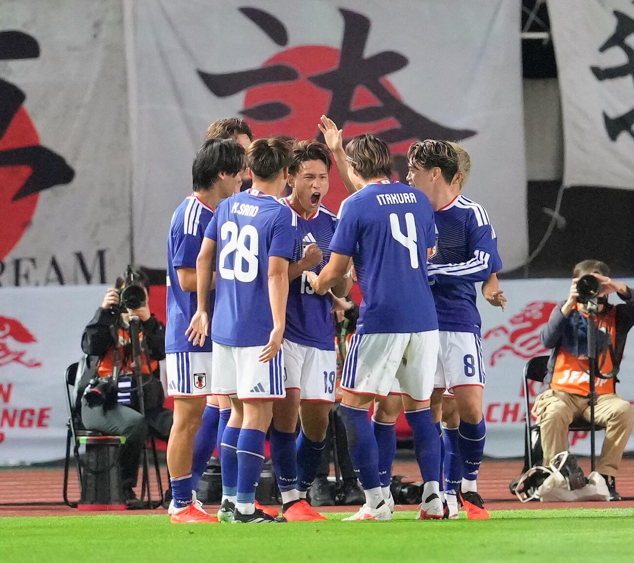 日本対ウルグアイ　前半、先制ゴールを決め喜ぶ松木玖生（中央）（撮影・足立雅史）