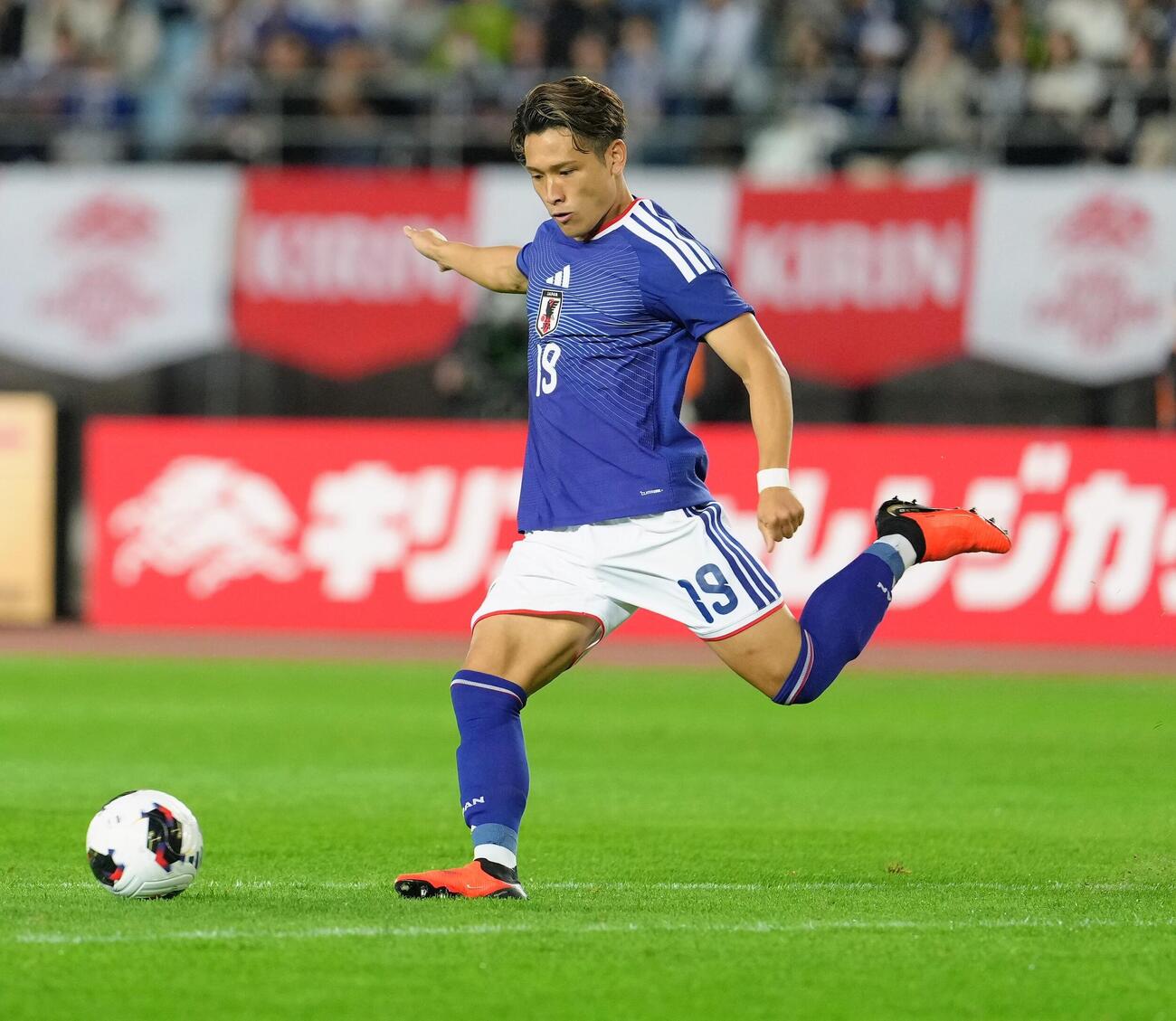 日本対ウルグアイ　前半、プレーする松木玖生（撮影・足立雅史）