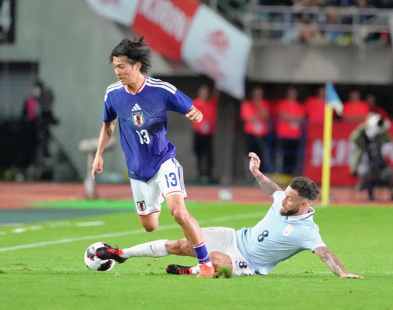 日本対ウルグアイ　前半、競り合う中村敬斗（撮影・足立雅史）