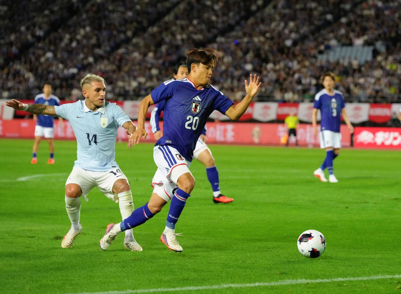 日本対ウルグアイ　後半、攻め込む久保建英（撮影・足立雅史）