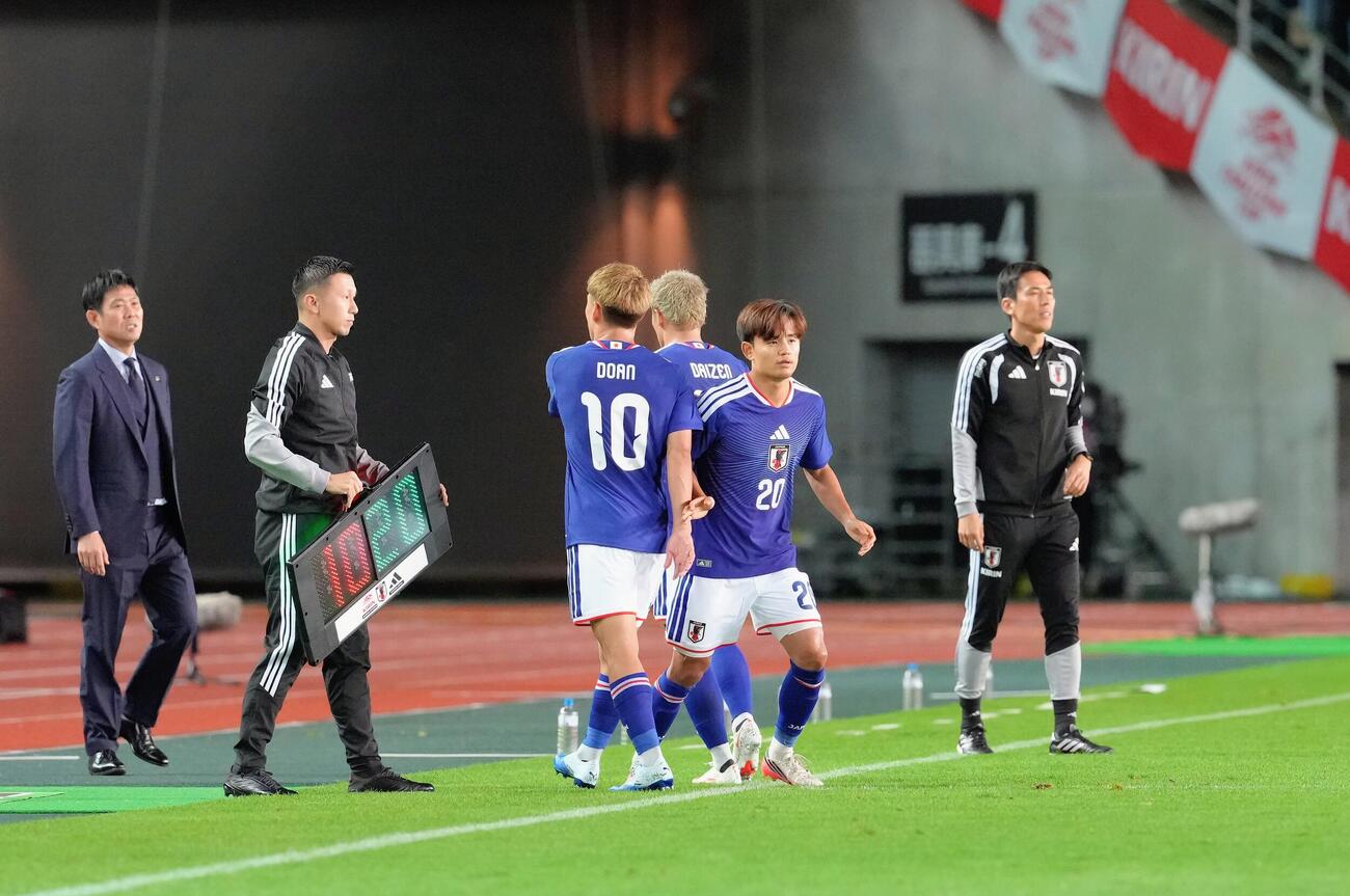 日本対ウルグアイ　後半、途中出場する久保建英（右から2人目）（撮影・足立雅史）