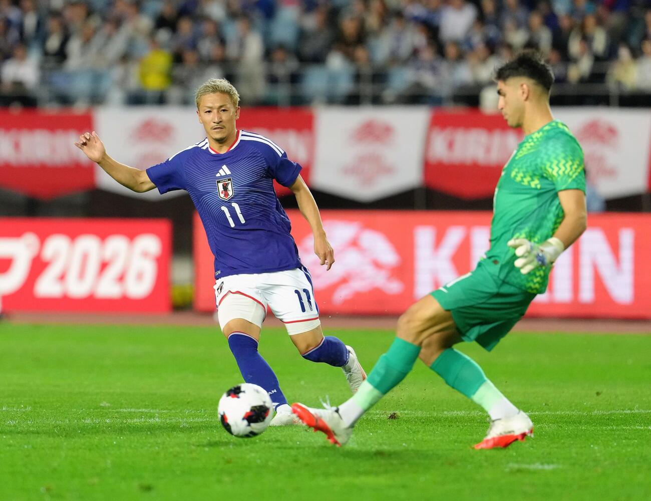 日本対ウルグアイ　後半、ボールを追う前田大然。右はウルグアイのGKメレ（撮影・足立雅史）