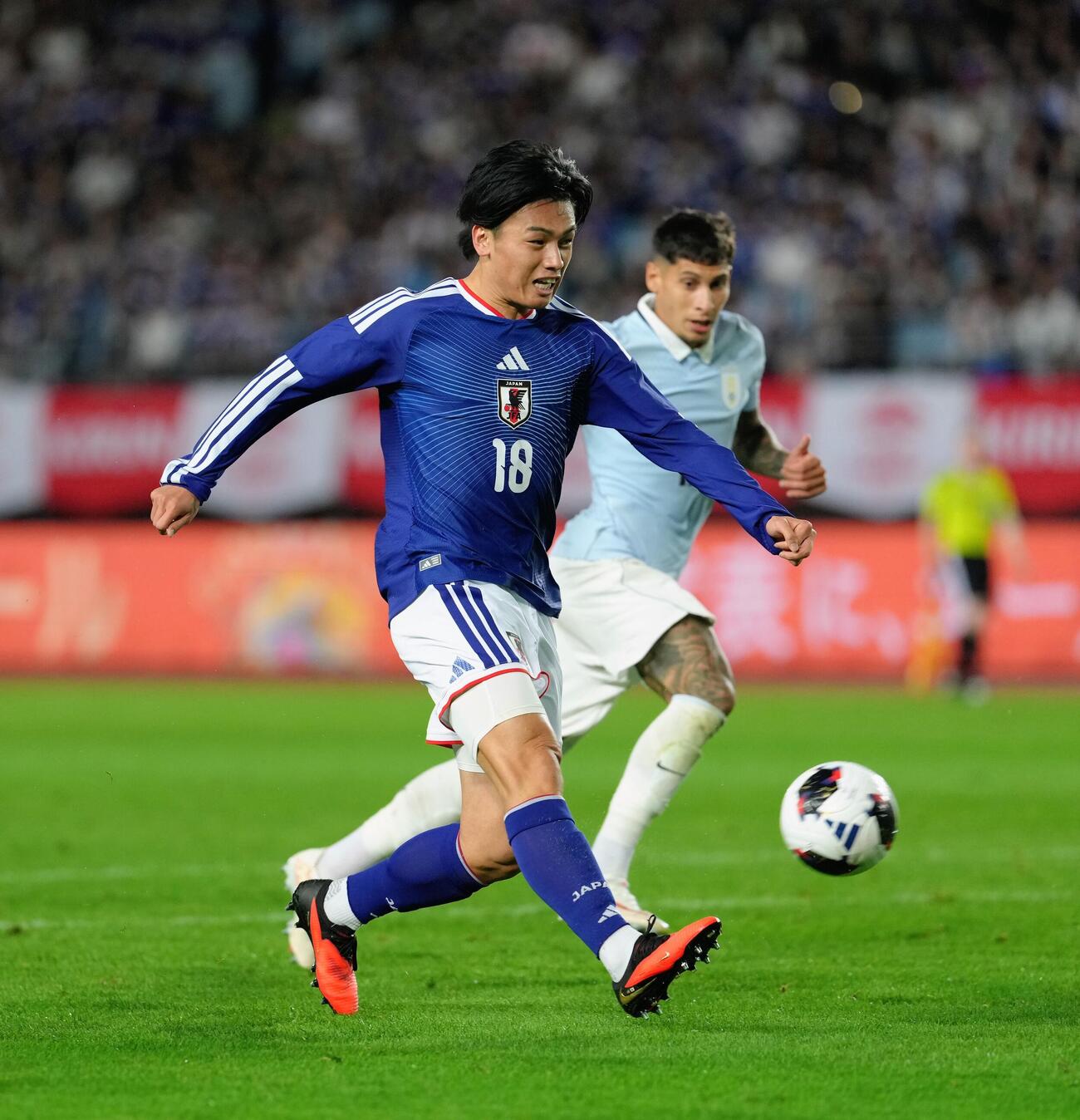 日本対ウルグアイ　後半、ループシュートを放つ上田綺世（撮影・足立雅史）
