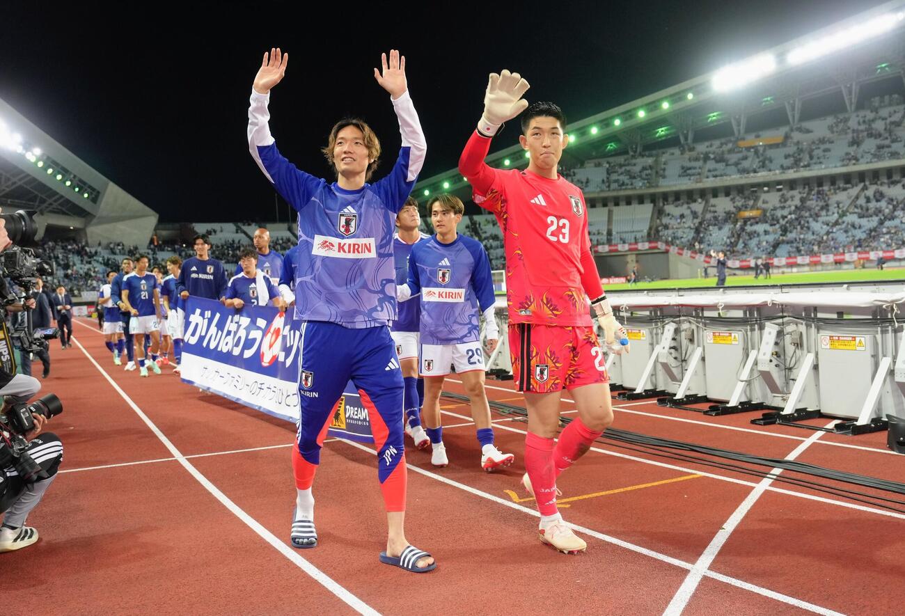 日本対ウルグアイ　試合後、声援に応える板倉滉（左）とGK早川友基ら（撮影・足立雅史）