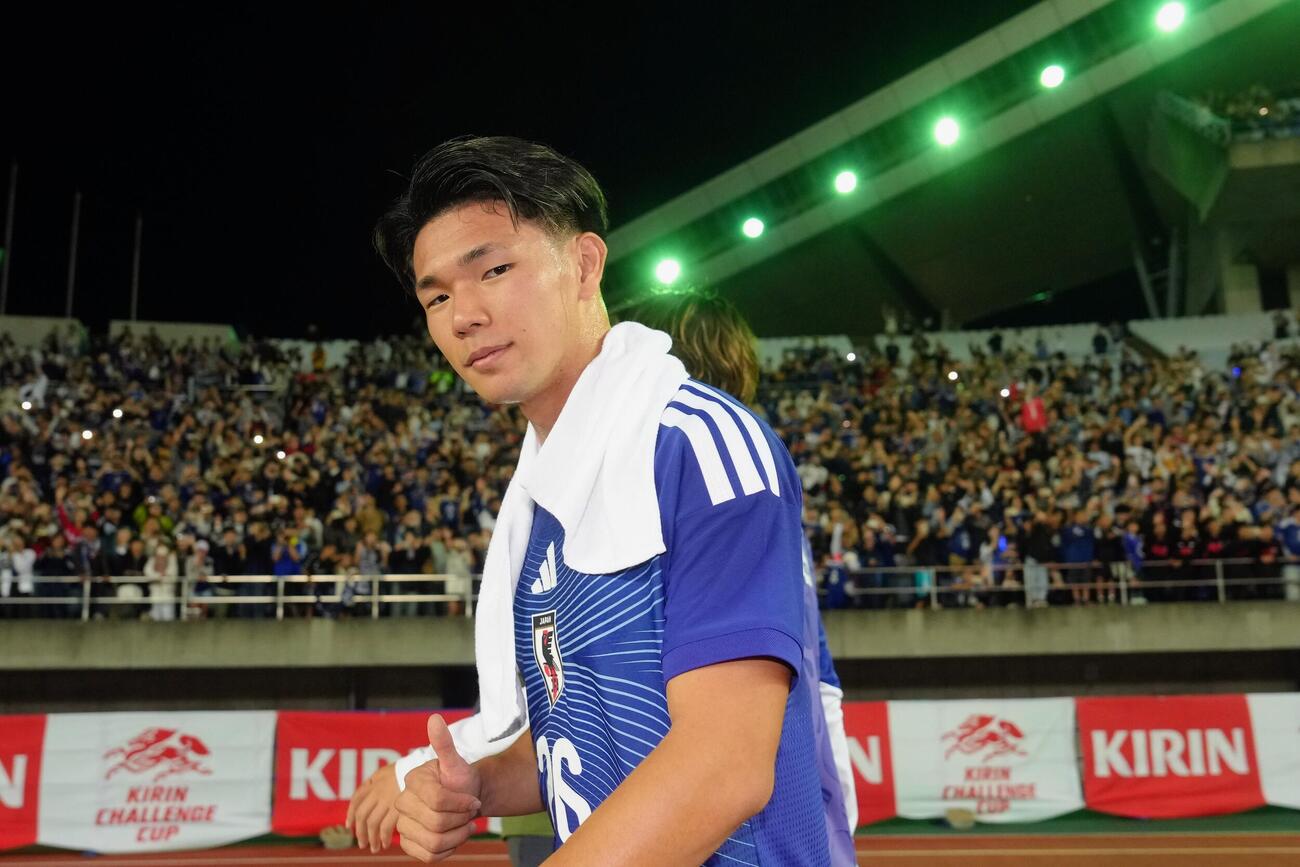 日本対ウルグアイ　試合後、カメラにポーズを決める塩貝健人（撮影・足立雅史）