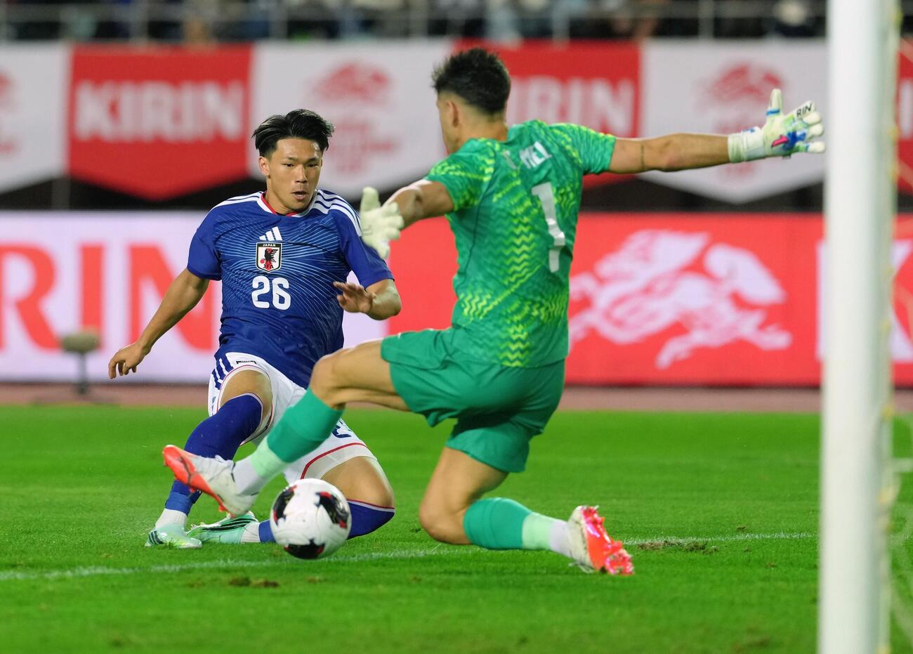 日本対ウルグアイ　後半、勝ち越しゴールを決める塩貝健人（撮影・足立雅史）