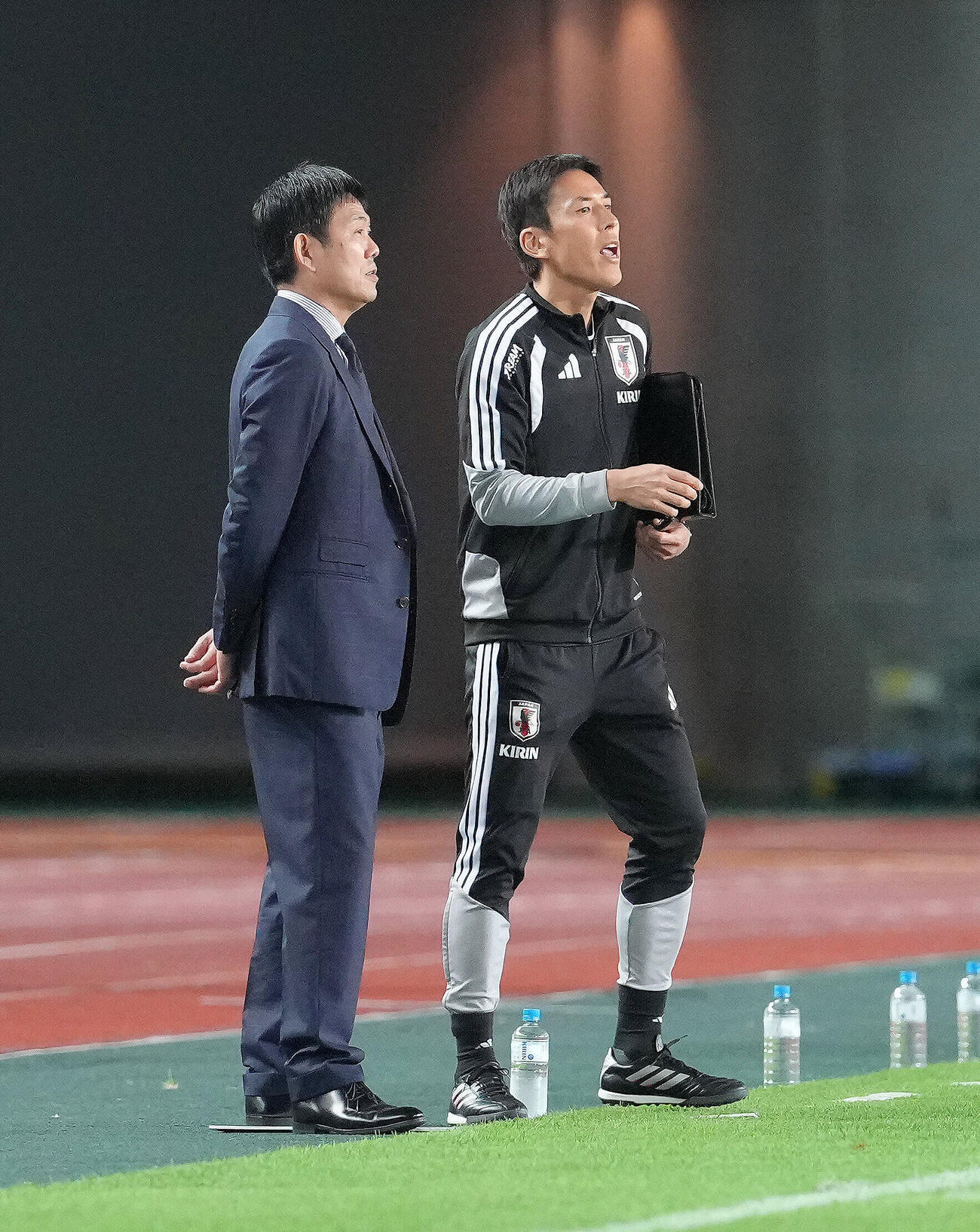 日本対ウルグアイ　前半、指示を出す森保一監督（左）と長谷部誠コーチ（撮影・足立雅史）