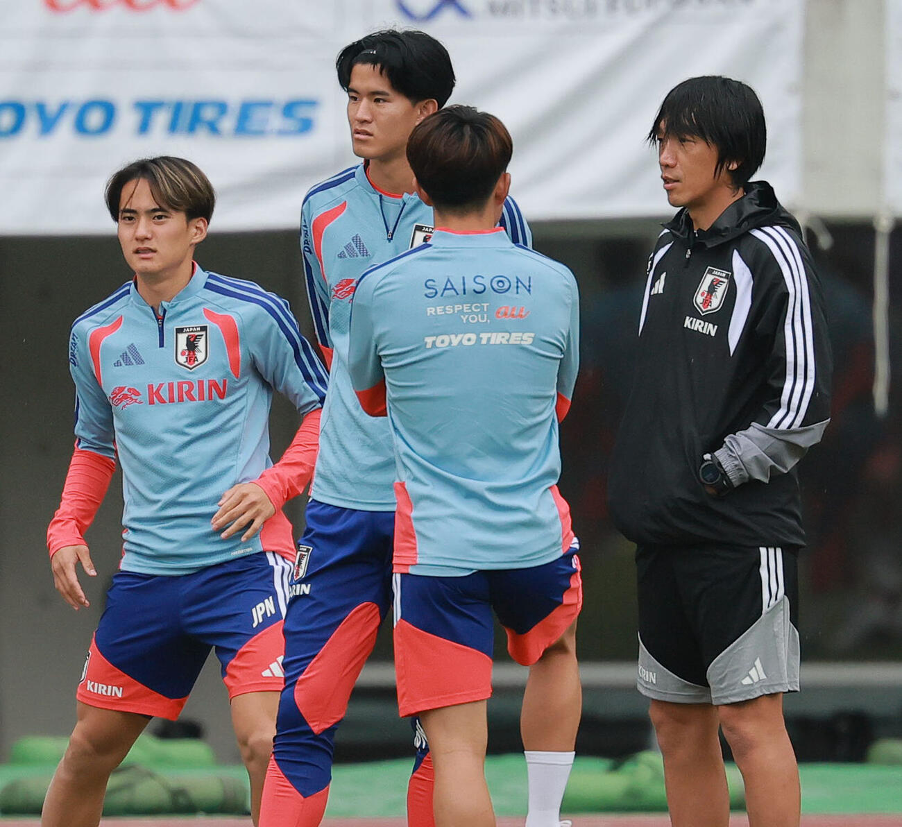 斎藤俊輔（左）らと話す中村俊輔コーチ（右）（撮影・上山淳一）