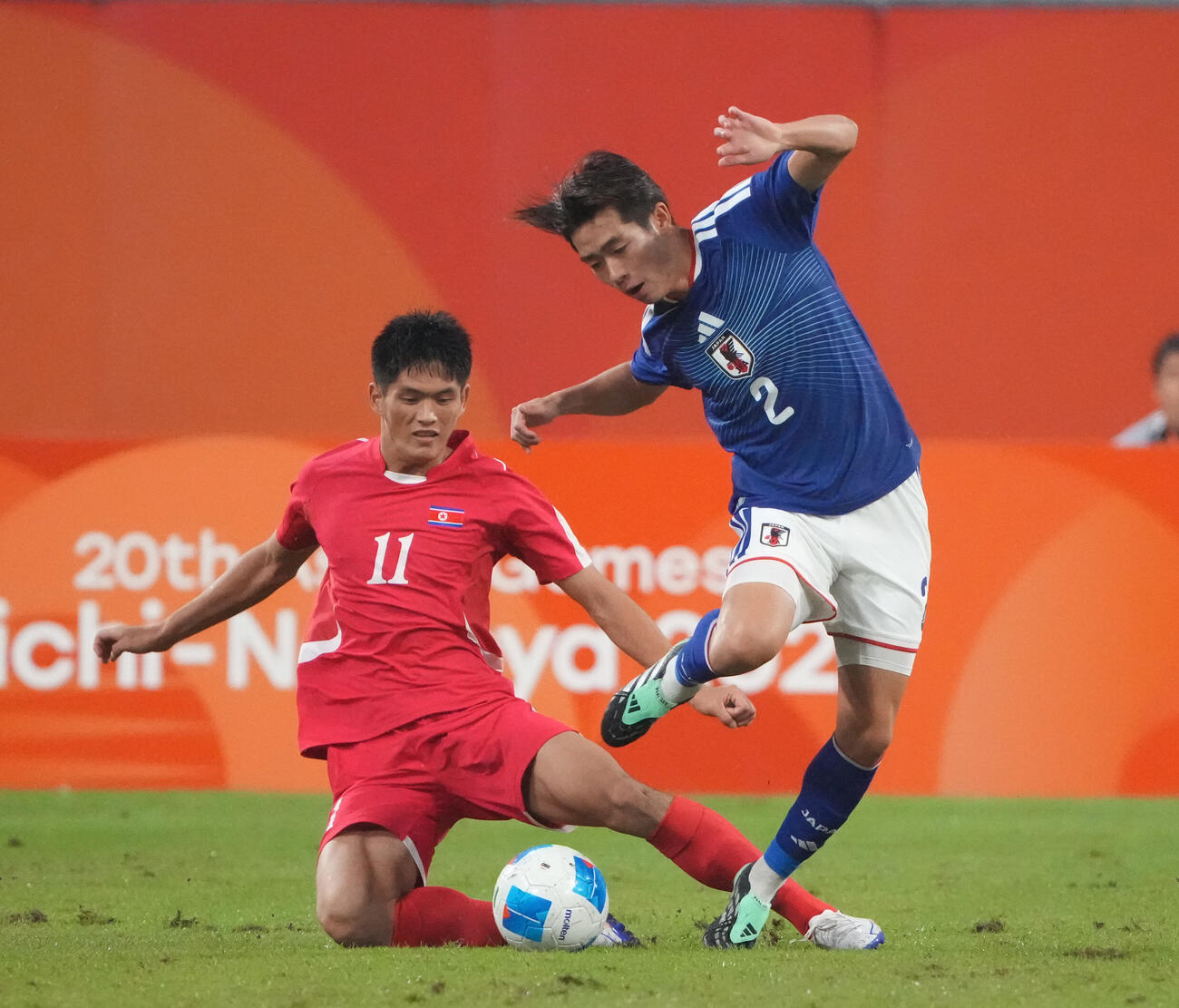 サッカー男子日本対北朝鮮　前半、日本梅木怜（右）は攻め込む（撮影・森本幸一）