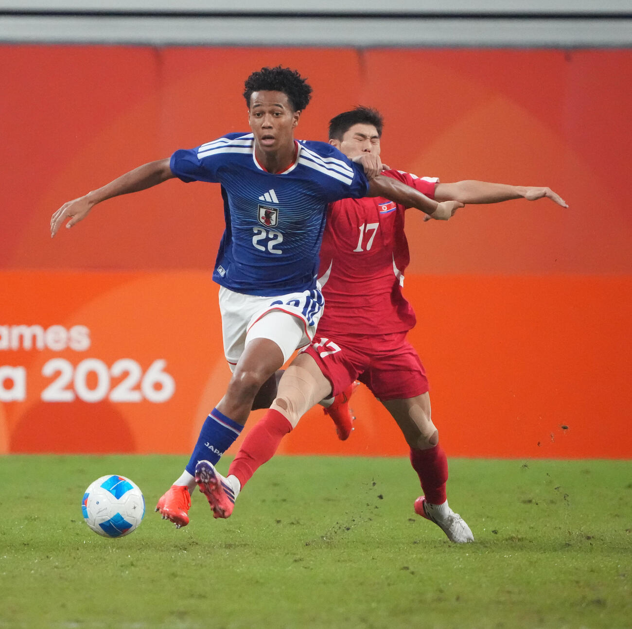 サッカー男子日本対北朝鮮　前半、岡部タリクカナイ颯斗（左）は攻め込む（撮影・森本幸一）