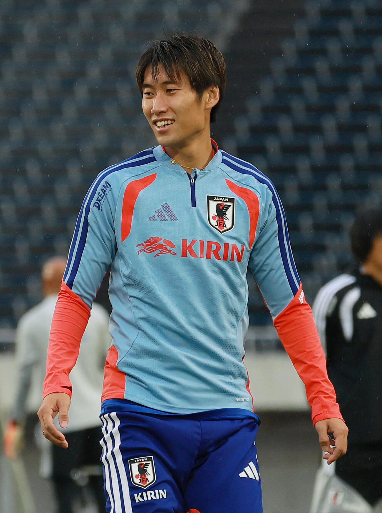 リラックスした表情で練習を行う鎌田大地（撮影・上山淳一）