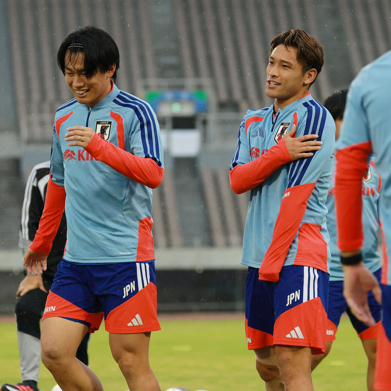 笑顔を見せる上田綺世（左）と松木玖生（撮影・上山淳一）
