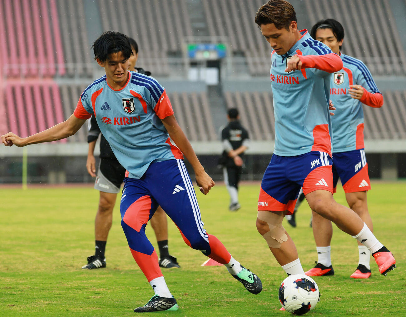 ボール回しを行う後藤啓介（左）と松木玖生（撮影・上山淳一）