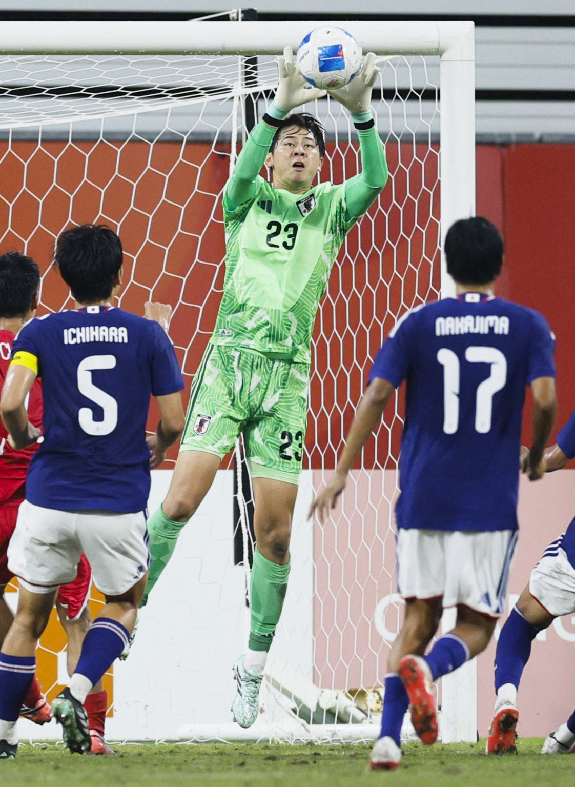 日本－北朝鮮　前半、セーブするGK荒木（中央）＝豊田スタジアム（共同）