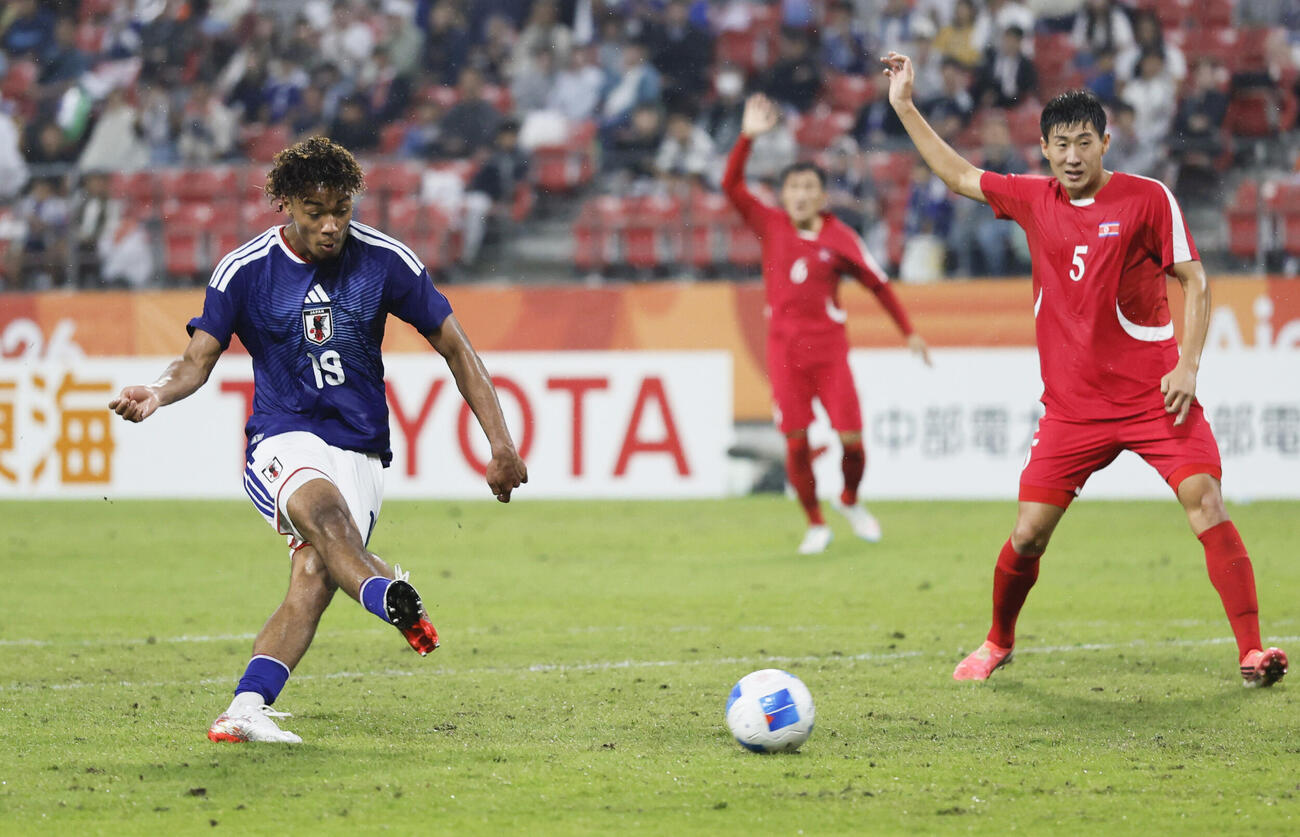 日本－北朝鮮　前半、先制ゴールを決めるンワディケ（左）＝豊田スタジアム（共同）