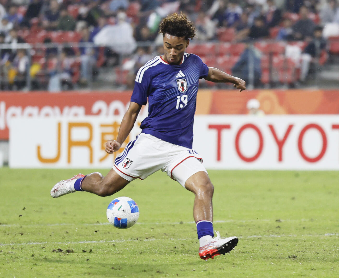 日本－北朝鮮　前半、先制ゴールを決めるンワディケ＝豊田スタジアム（共同）