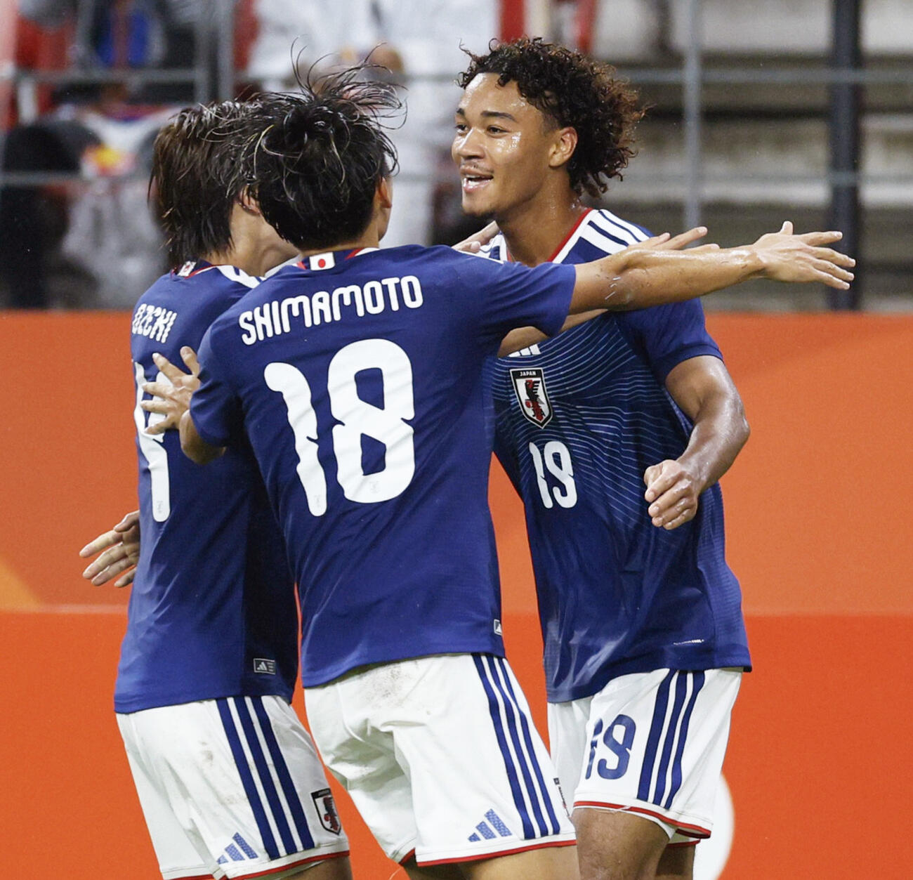 日本－北朝鮮　前半、先制ゴールを決め、祝福されるンワディケ（右）＝豊田スタジアム（共同）