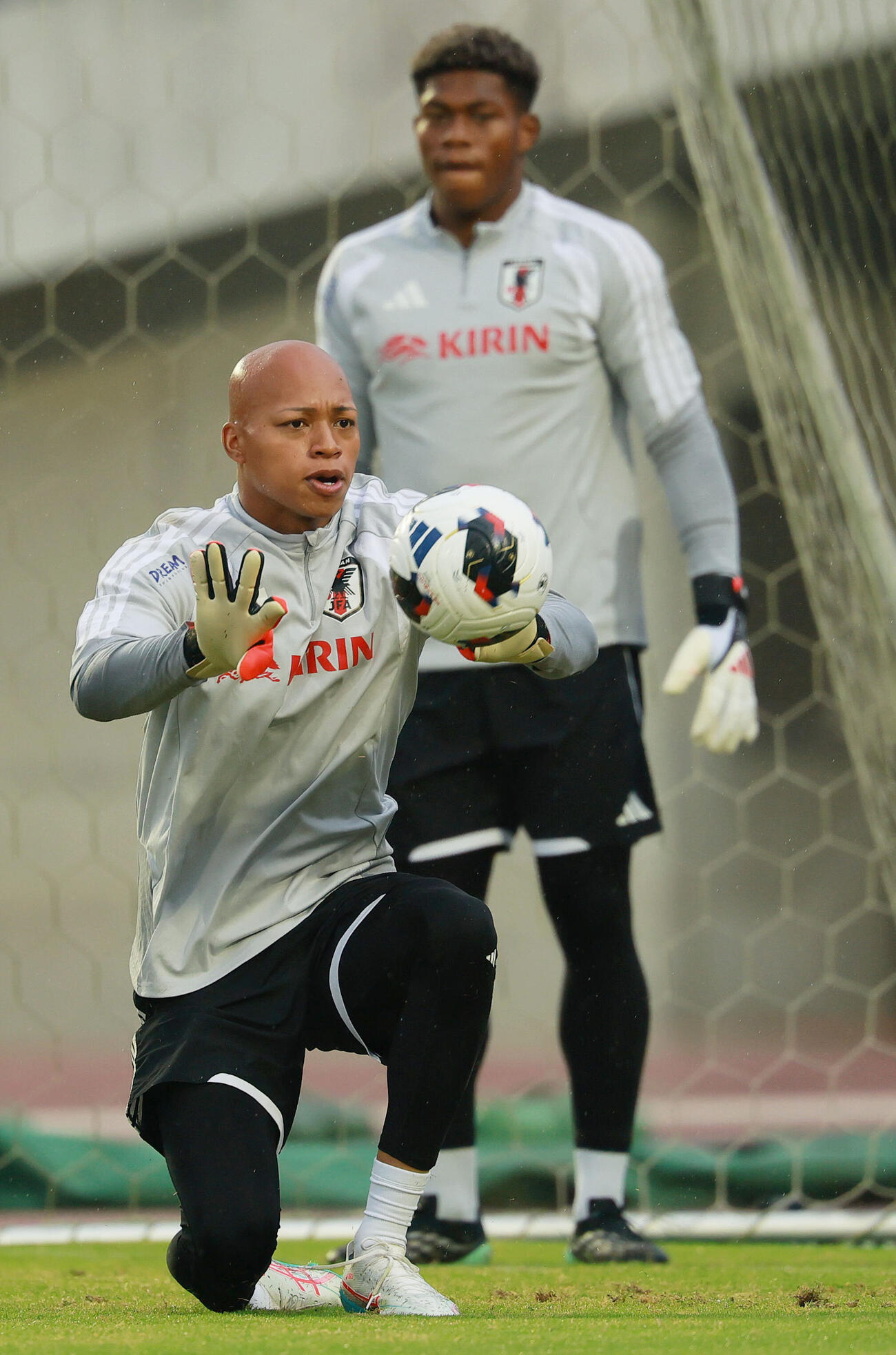 キャッチングの練習をするGK小久保玲央ブライアン。奥はGK鈴木彩艶（撮影・上山淳一）