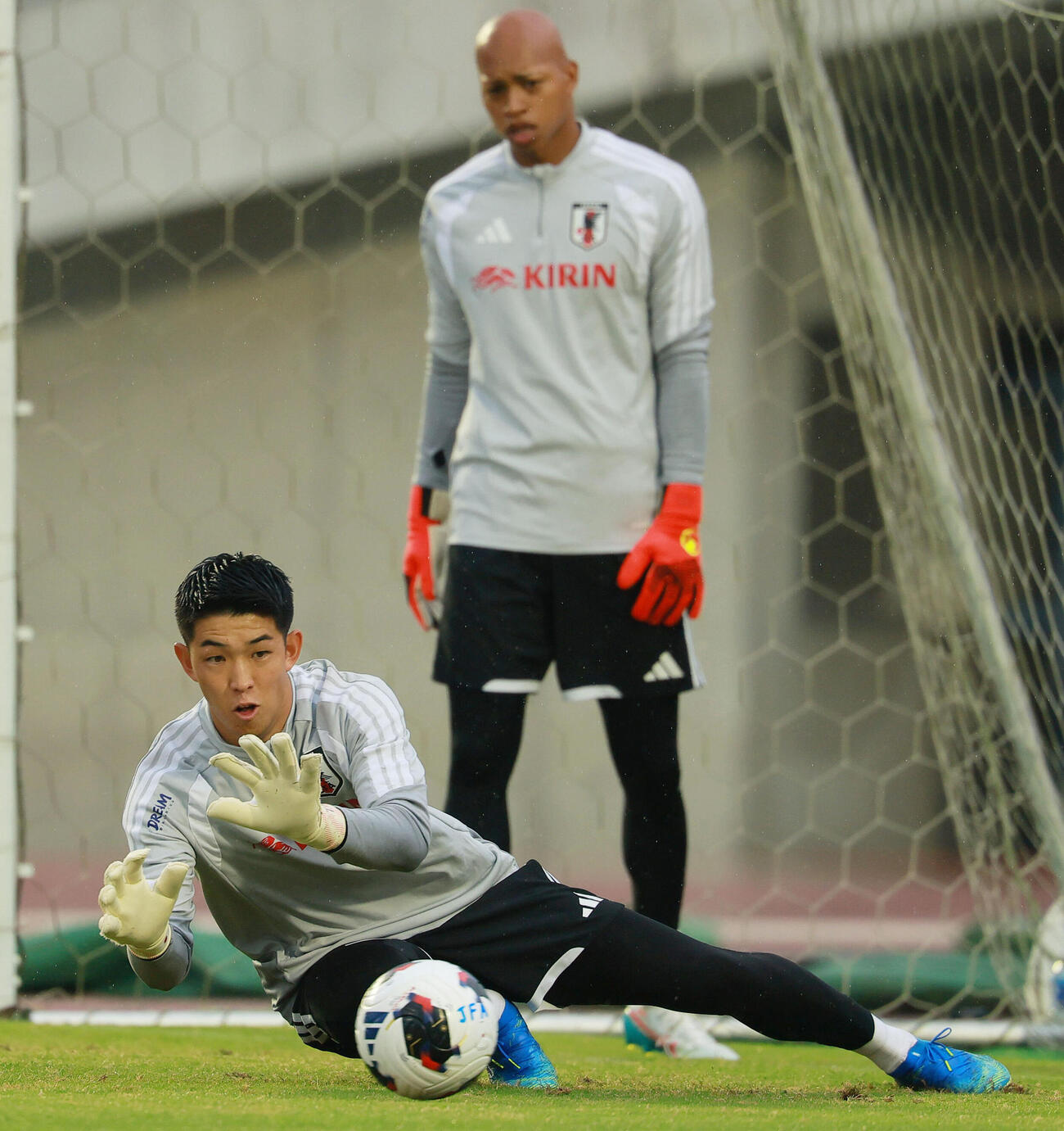 キャッチングの練習をするGK早川友基。奥はGK小久保玲央ブライアン（撮影・上山淳一）