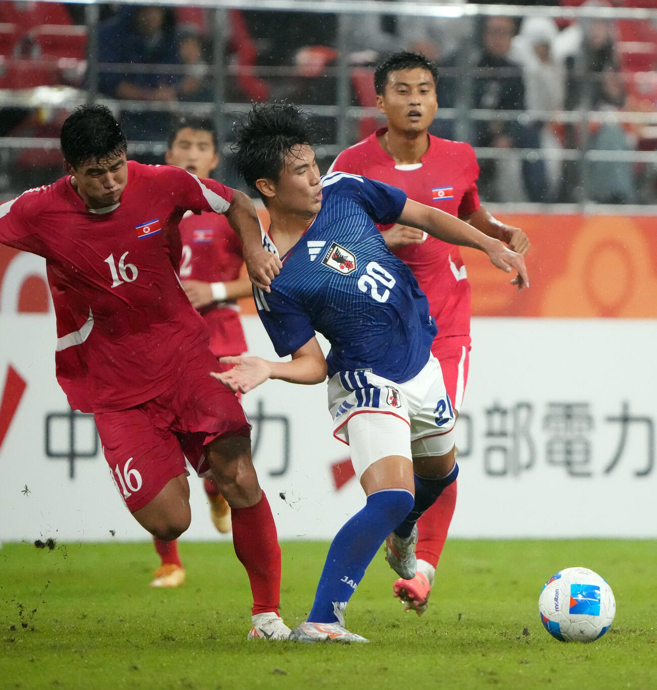 サッカー男子日本対北朝鮮　後半、日本石橋瀬凪（右から2人目）はU－23北朝鮮代表戦DFキム・ユソン（左）と競り合う（撮影・森本幸一）