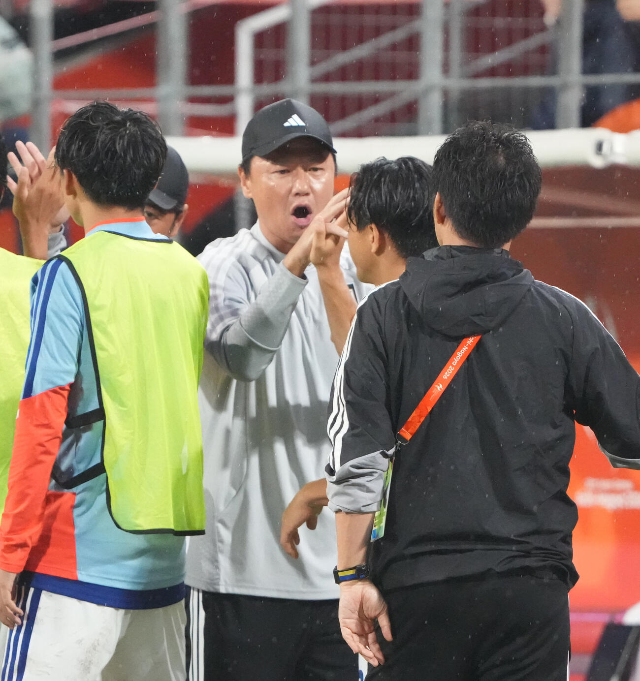 サッカー男子日本対北朝鮮　試合終了、日本大岩剛監督は選手、スタッフらとタッチを交わす（撮影・森本幸一）