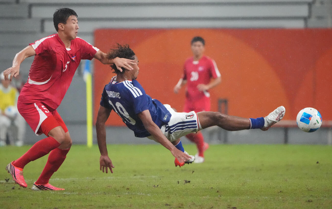 サッカー男子日本対北朝鮮　後半、日本ンワディケウチェブライアン世雄（右）は競り合う（撮影・森本幸一）