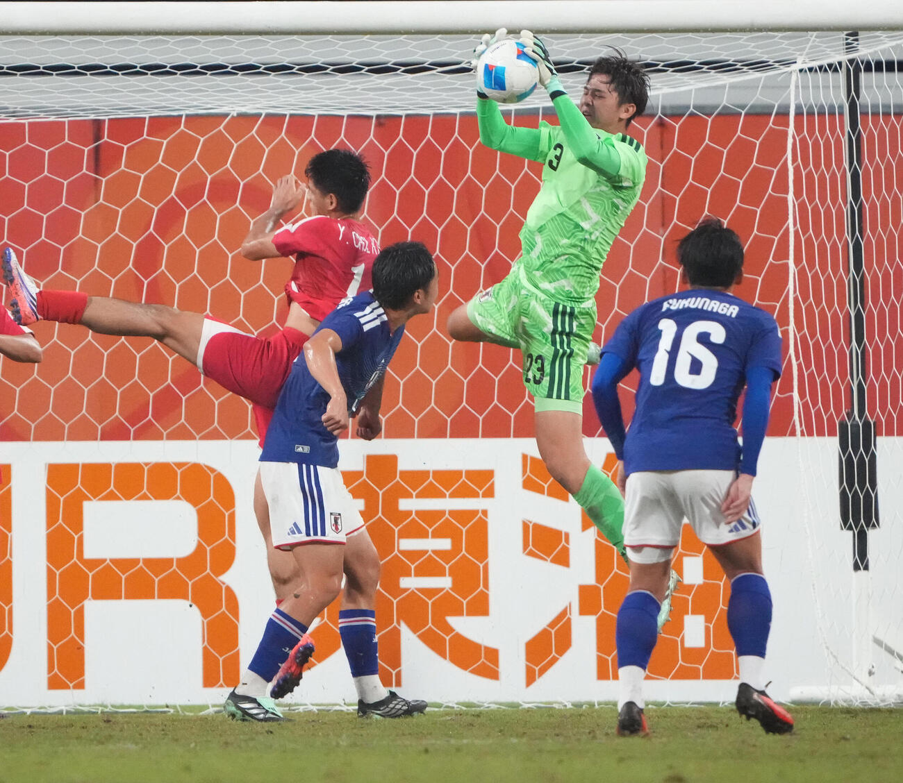 サッカー男子日本対北朝鮮　前半、日本GK荒木琉偉（右から2人目）はボールをキープする（撮影・森本幸一）