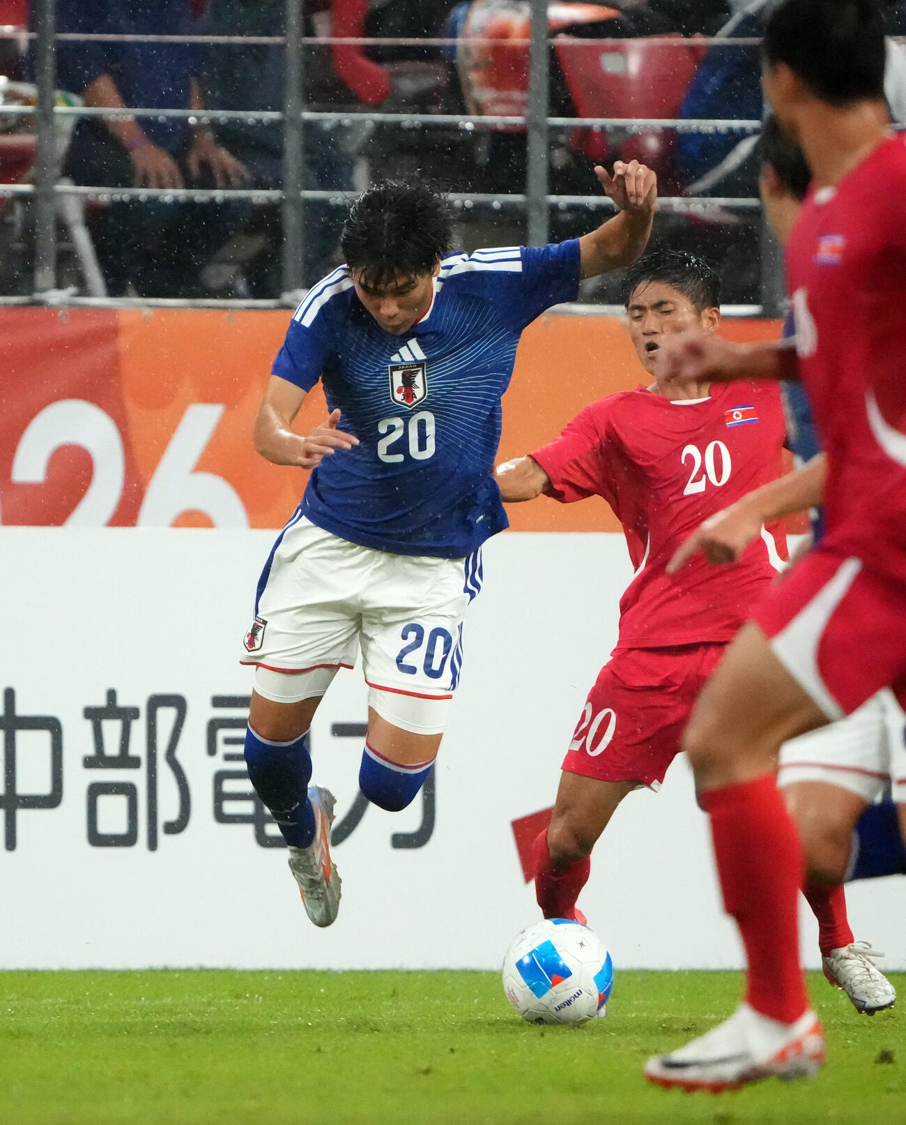 サッカー男子日本対北朝鮮　後半、日本石橋瀬凪（左）は競り合う（撮影・森本幸一）