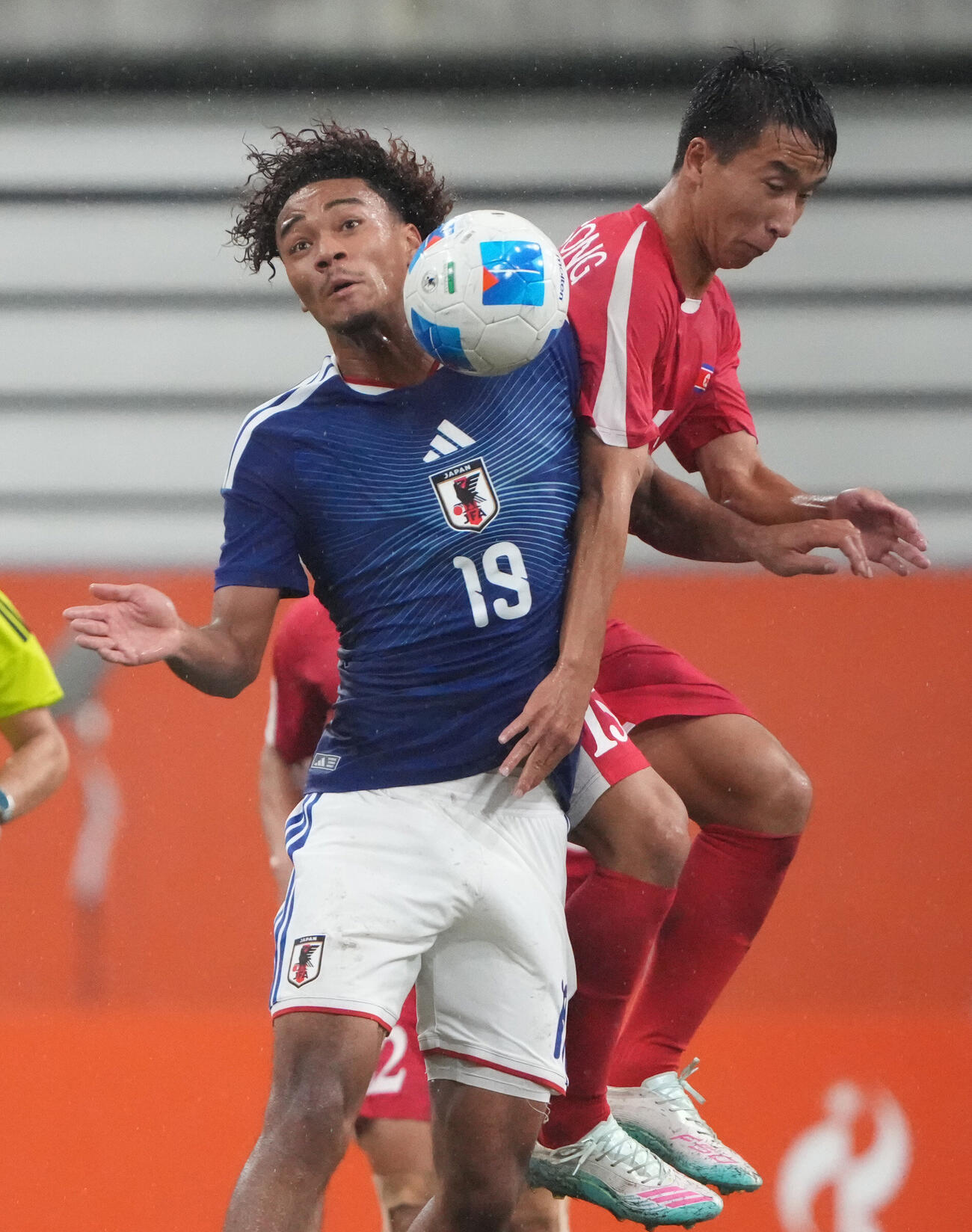 サッカー男子日本対北朝鮮　後半、日本ンワディケウチェブライアン世雄（左）は競り合う（撮影・森本幸一）