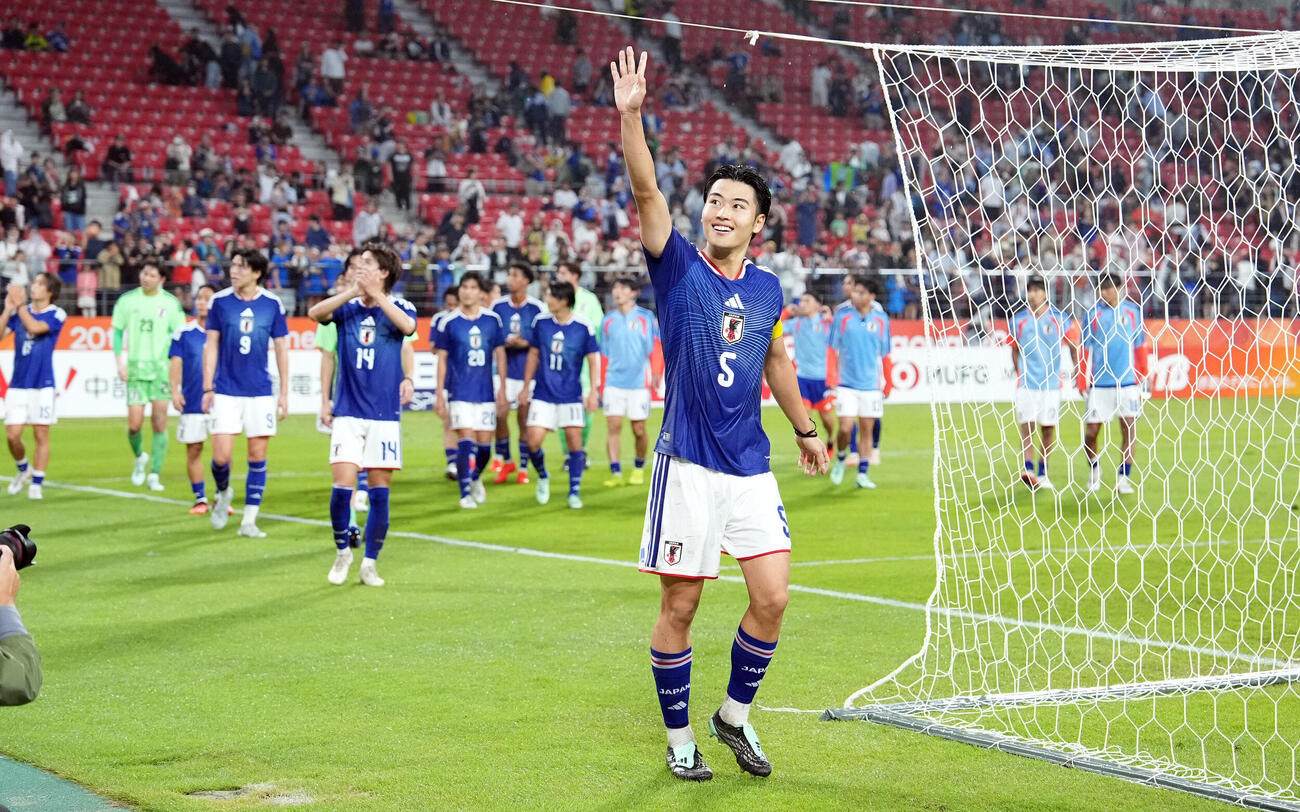 サッカー男子日本対北朝鮮　勝利しサポーターの声援に応える市原吏音（中央）ら日本イレブン（撮影・森本幸一）