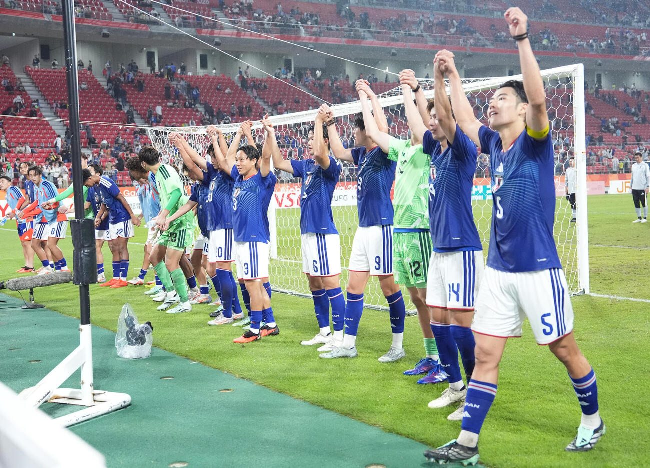 サッカー男子日本対北朝鮮　勝利しサポーターの声援に応える日本代表イレブン（撮影・森本幸一）