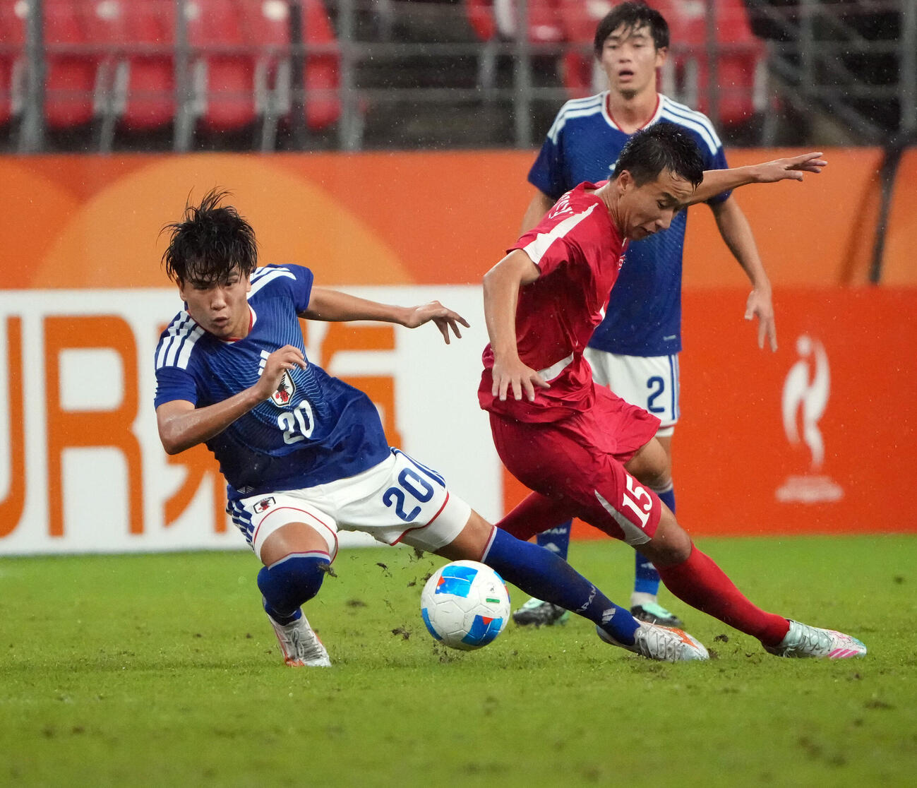 サッカー男子日本対北朝鮮　後半、日本石橋瀬凪（左）は競り合う（撮影・森本幸一）