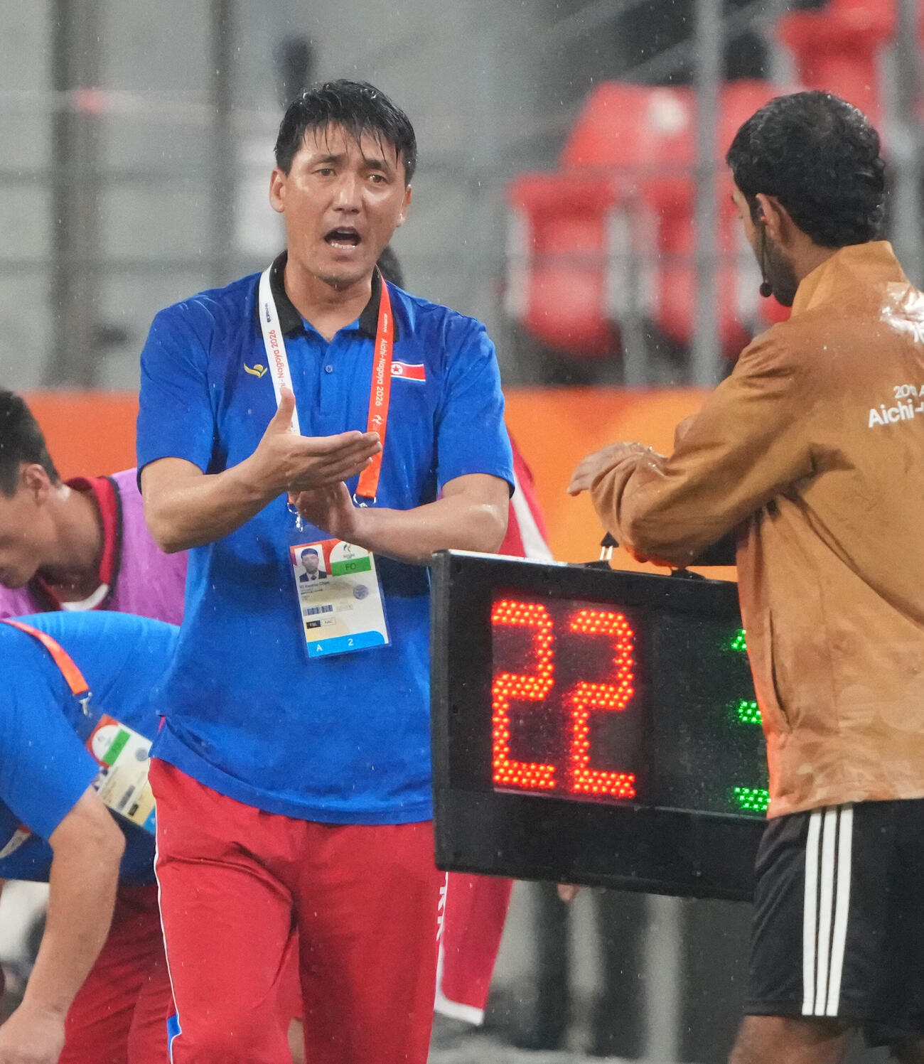 サッカー男子日本対北朝鮮　後半、審判に訴える北朝鮮のリ・グァンチョン監督（撮影・森本幸一）