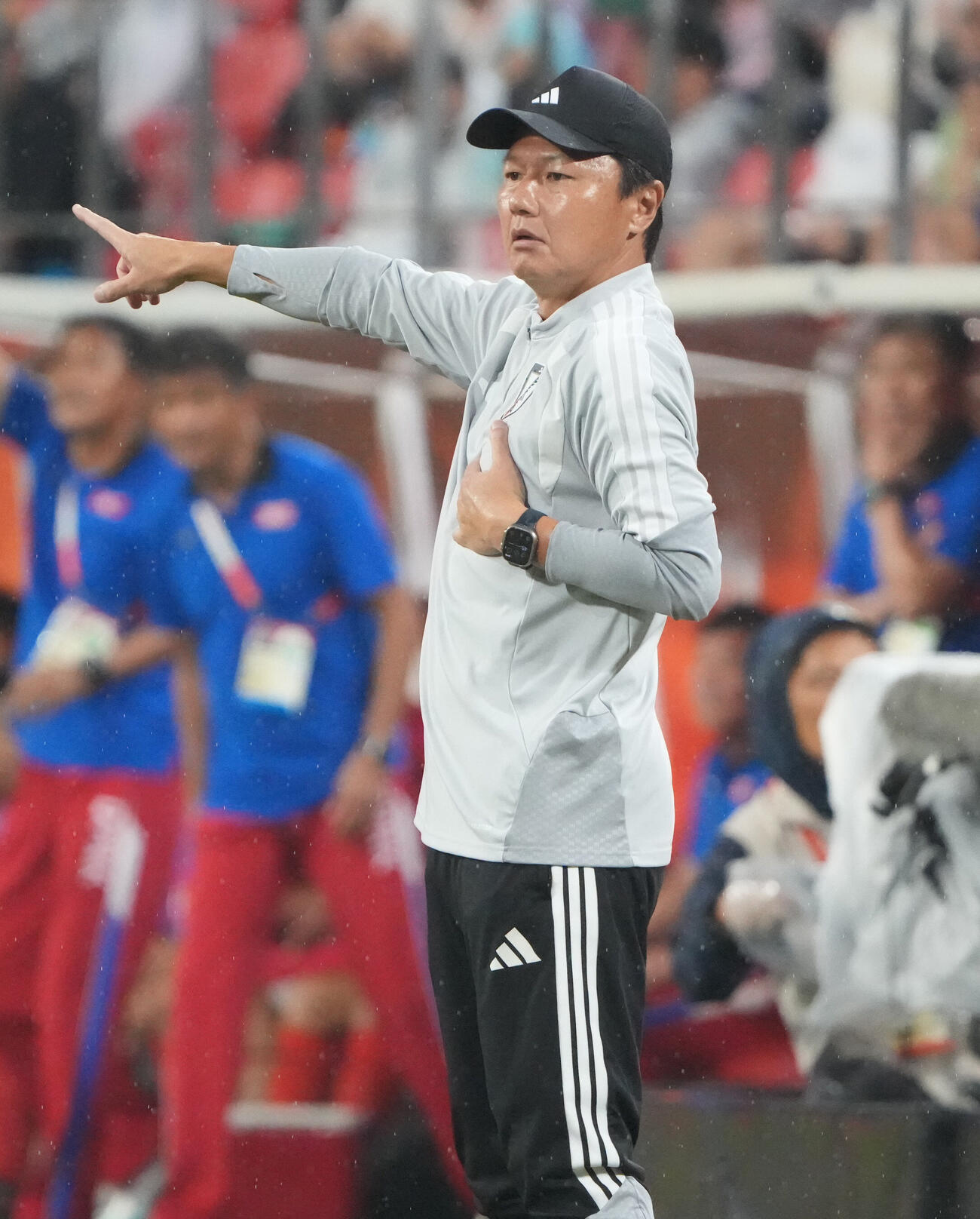 サッカー男子日本対北朝鮮　後半、日本大岩剛監督は選手に指示を出す（撮影・森本幸一）
